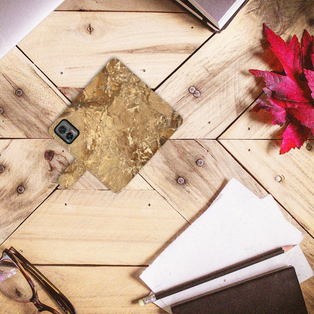 Motorola Edge 30 Neo Bookcase Marmer Creme op een houten tafel met notitieboek en bril.