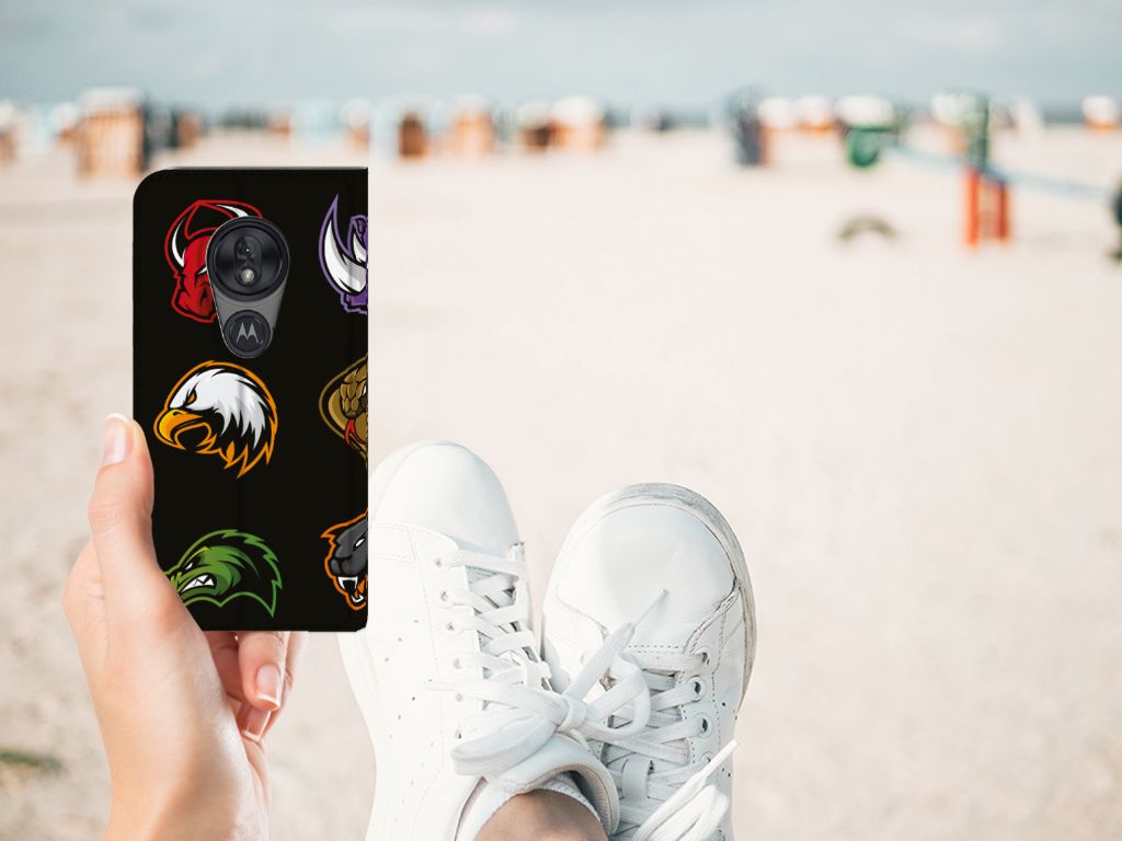 Motorola Moto G7 Play Magnet Case Cartoon met diverse cartoonfiguren op het strand