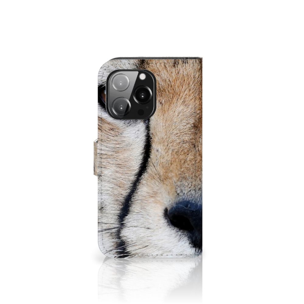 iPhone 13 Pro Telefoonhoesje met Pasjes Cheetah close-up van cheeta's gezicht