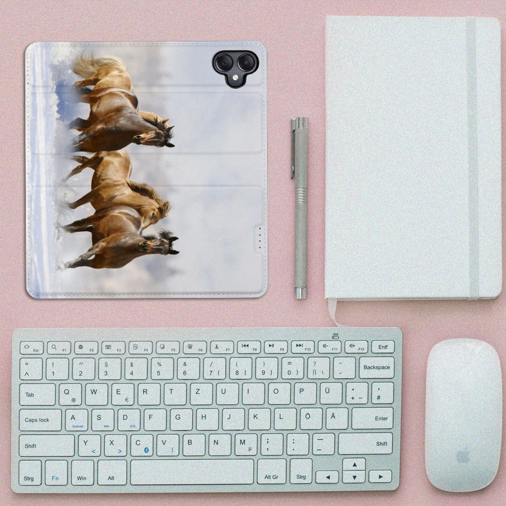 Samsung Galaxy A05 Hoesje maken Paarden met paardenprint op een stijlvolle achtergrond met toetsenbord en notitieboek.