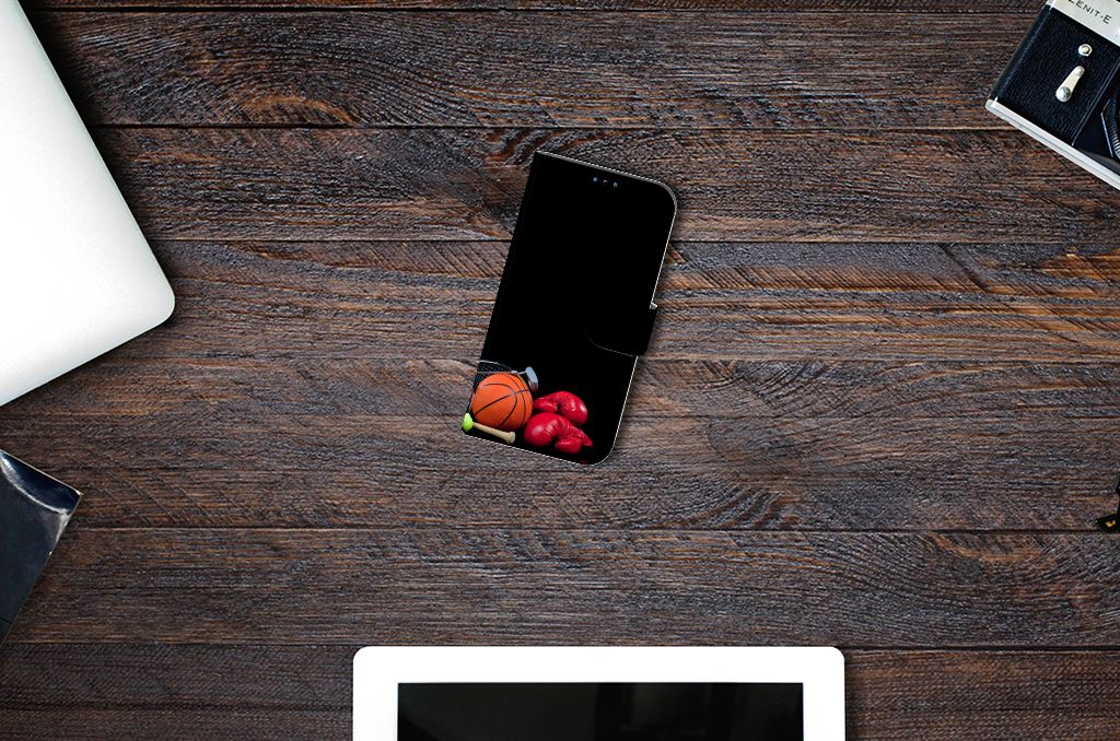 iPhone 14 Pro Wallet Case met Pasjes Sports op een houten tafel met sportballen