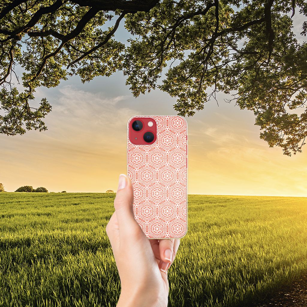 Apple iPhone 13 TPU bumper Pattern Orange met oranje en wit patroon, vastgehouden in een hand tegen een zonnige achtergrond.