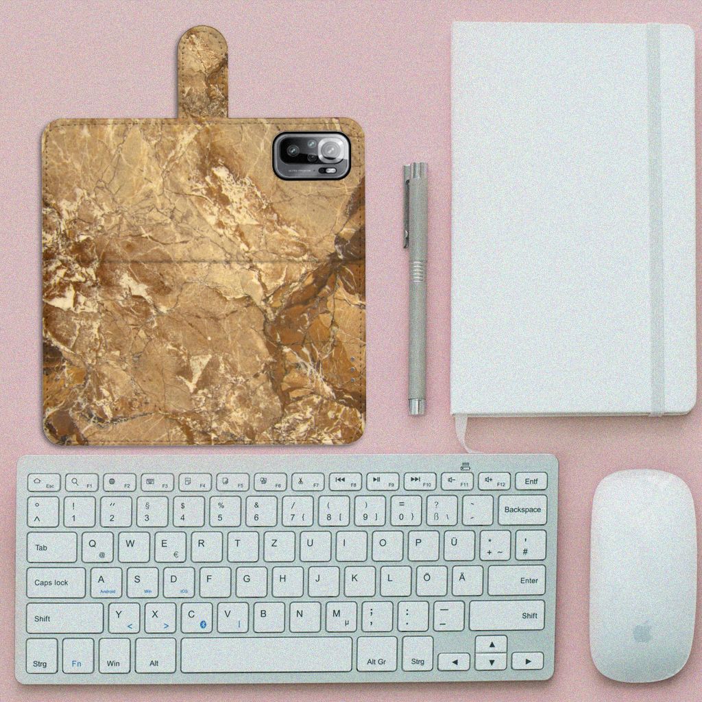 Xiaomi Redmi Note 10/10T 5G | Poco M3 Pro Bookcase Marmer Creme op een bureau met toetsenbord en notitieboek.