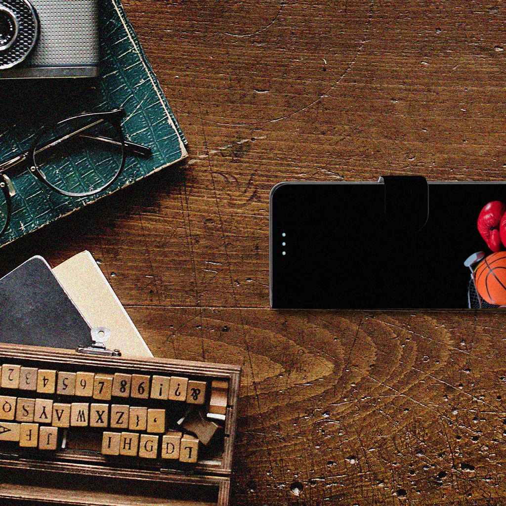 Sony Xperia 10 III Wallet Case met Pasjes Sports met basketbal en bokshandschoenen op een houten tafel.