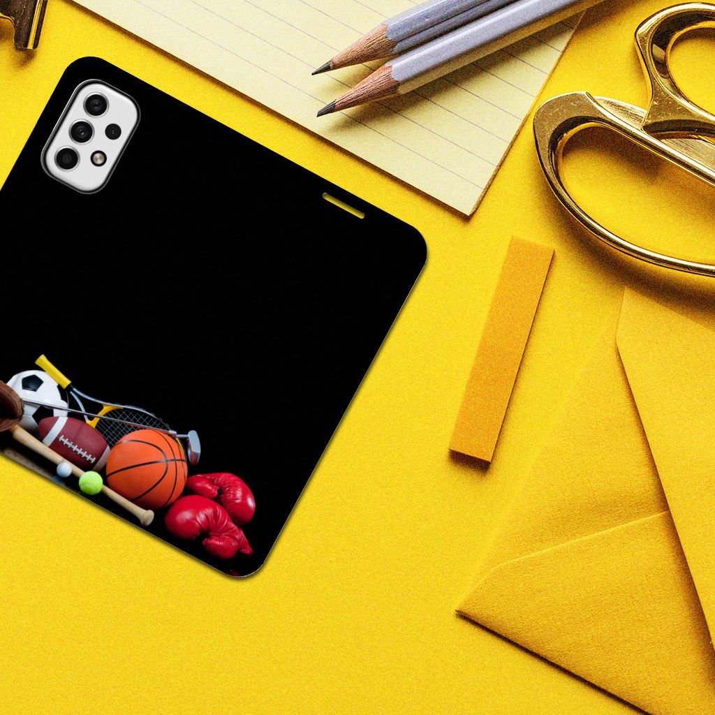 Samsung Galaxy A23 Hippe Standcase Sports met sportaccessoires op een gele achtergrond.