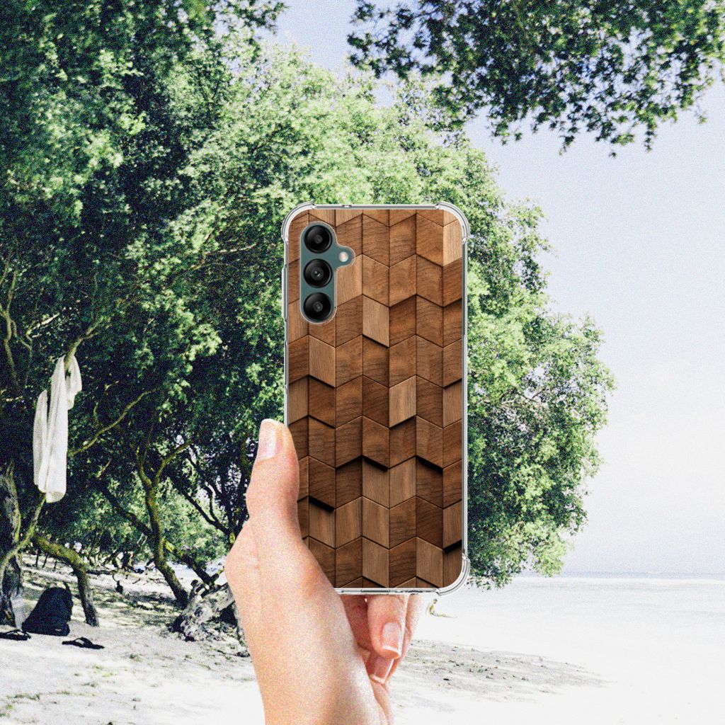 Stevig Telefoonhoesje voor Samsung Galaxy A14 5G/4G Wooden Cubes in hand op strand met bomen.