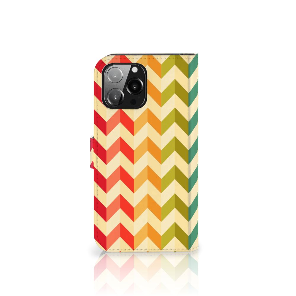 iPhone 13 Pro Max Telefoon Hoesje Zigzag Multi Color met kleurrijk zigzagdesign in rood, geel en groen.