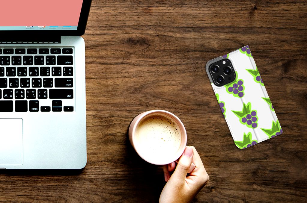 iPhone 13 Pro Flip Style Cover Druiven met een tros groene druiven en een kop koffie op een bureau.