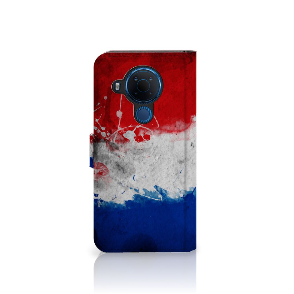 Nokia 5.4 Bookstyle Case Nederland met artistiek ontwerp van de Nederlandse vlag in rood, wit en blauw.