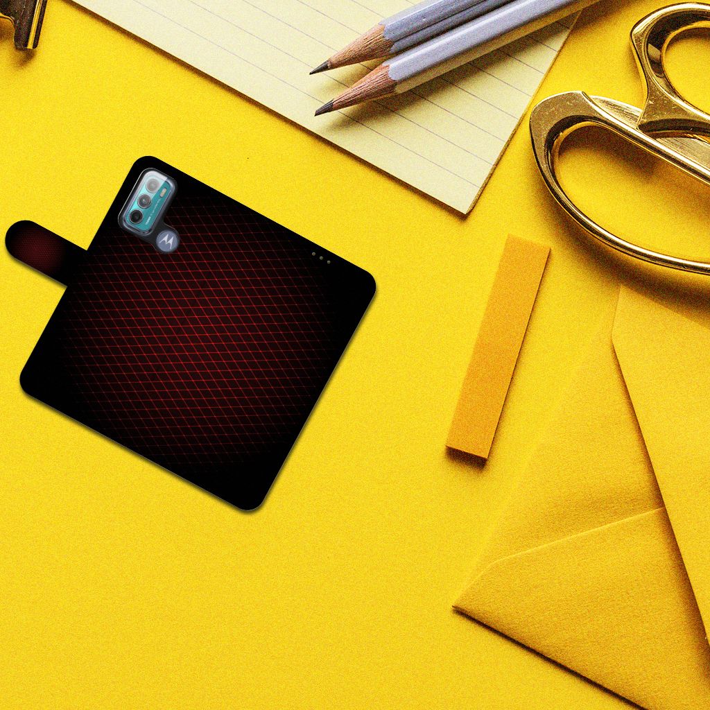 Motorola Moto G60 Telefoon Hoesje Geruit Rood op een gele achtergrond met kantoormaterialen