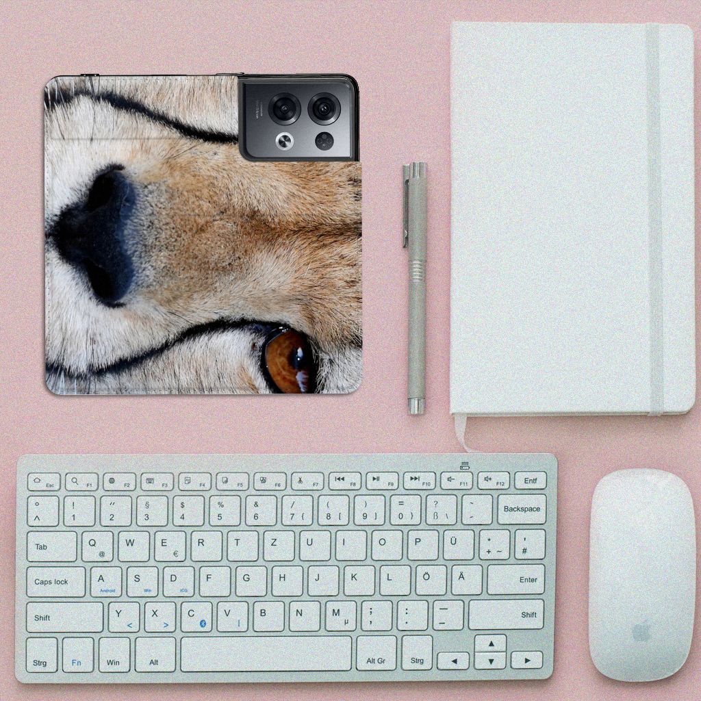OPPO Reno8 Pro Hoesje maken Cheetah met close-up van het jachtluipaard op een bureau