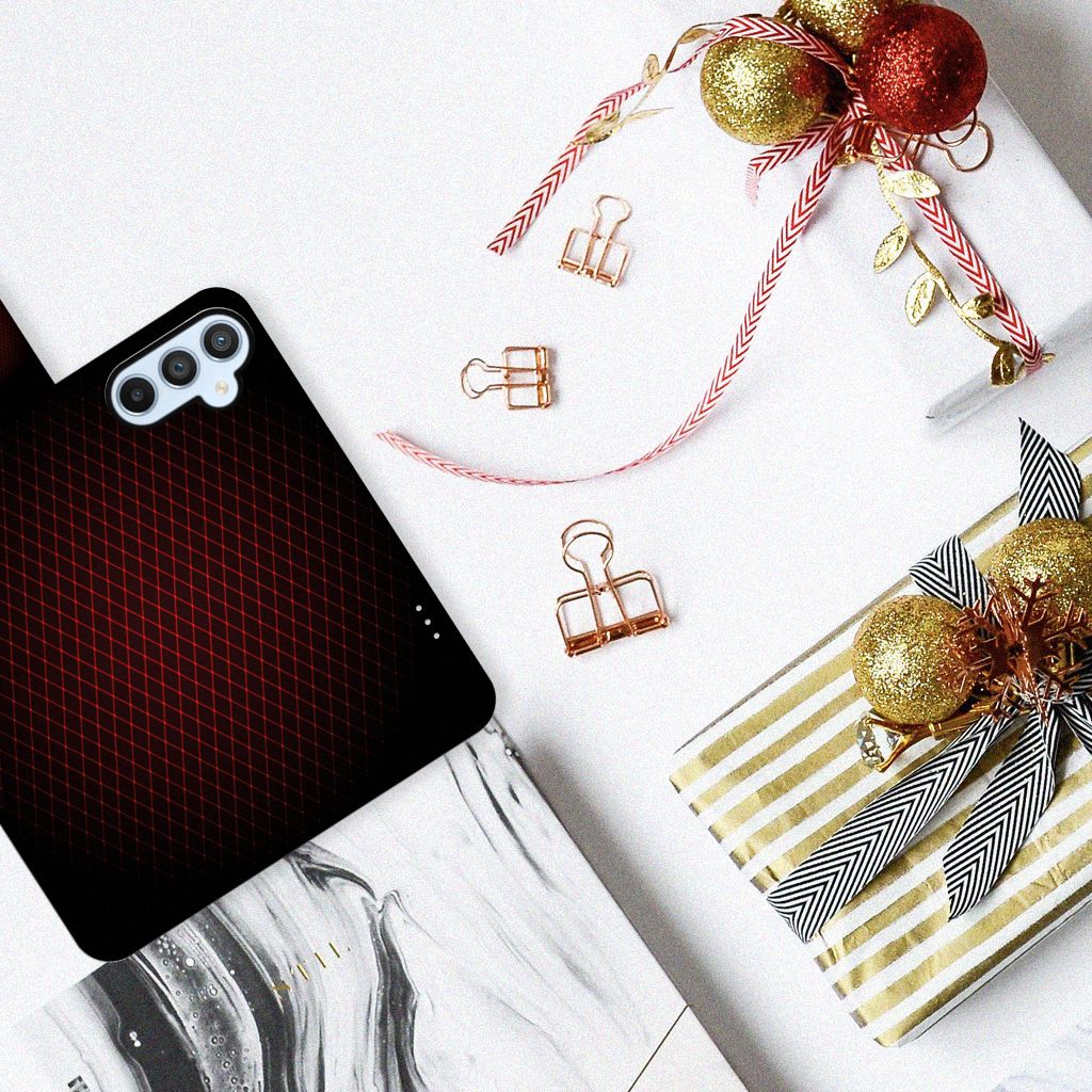 Samsung Galaxy A54 5G Telefoon Hoesje Geruit Rood op een tafel met geschenken en decoraties.