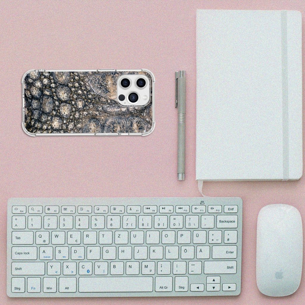 iPhone 13 Pro Max Case Anti-shock Krokodillenprint op een bureau met toetsenbord en notitieboek.