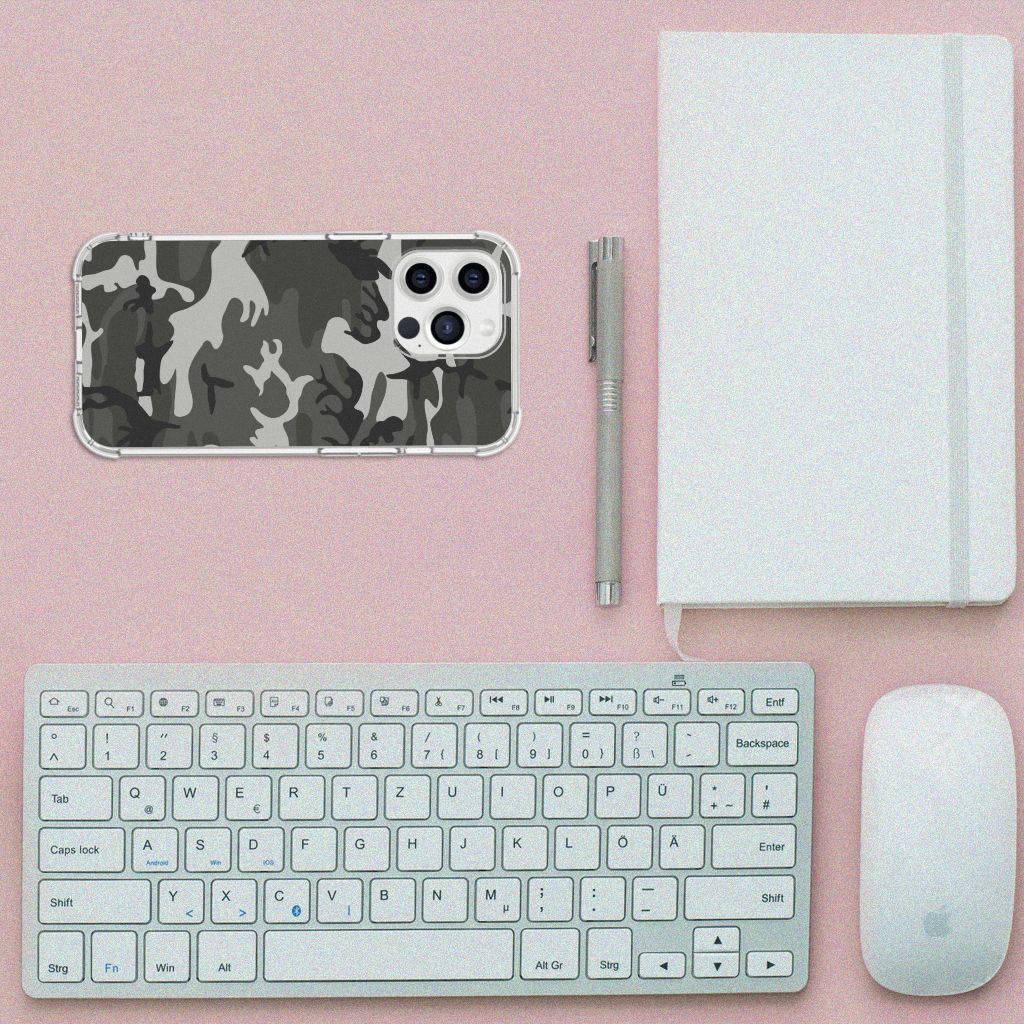 iPhone 13 Pro Max Doorzichtige Silicone Hoesje Army Light met een grijs camouflage design op een bureau