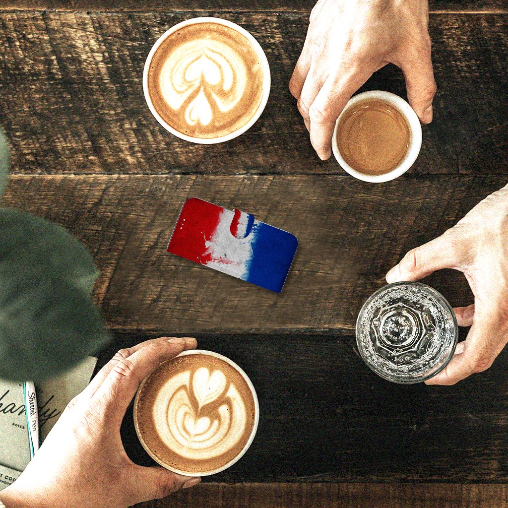 Samsung Galaxy S22 Bookstyle Case Nederland met Nederlandse vlag op een houten tafel met koffie.