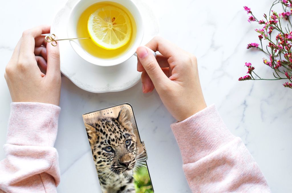 Motorola Edge 30 Neo Telefoonhoesje met Pasjes Baby Luipaard
