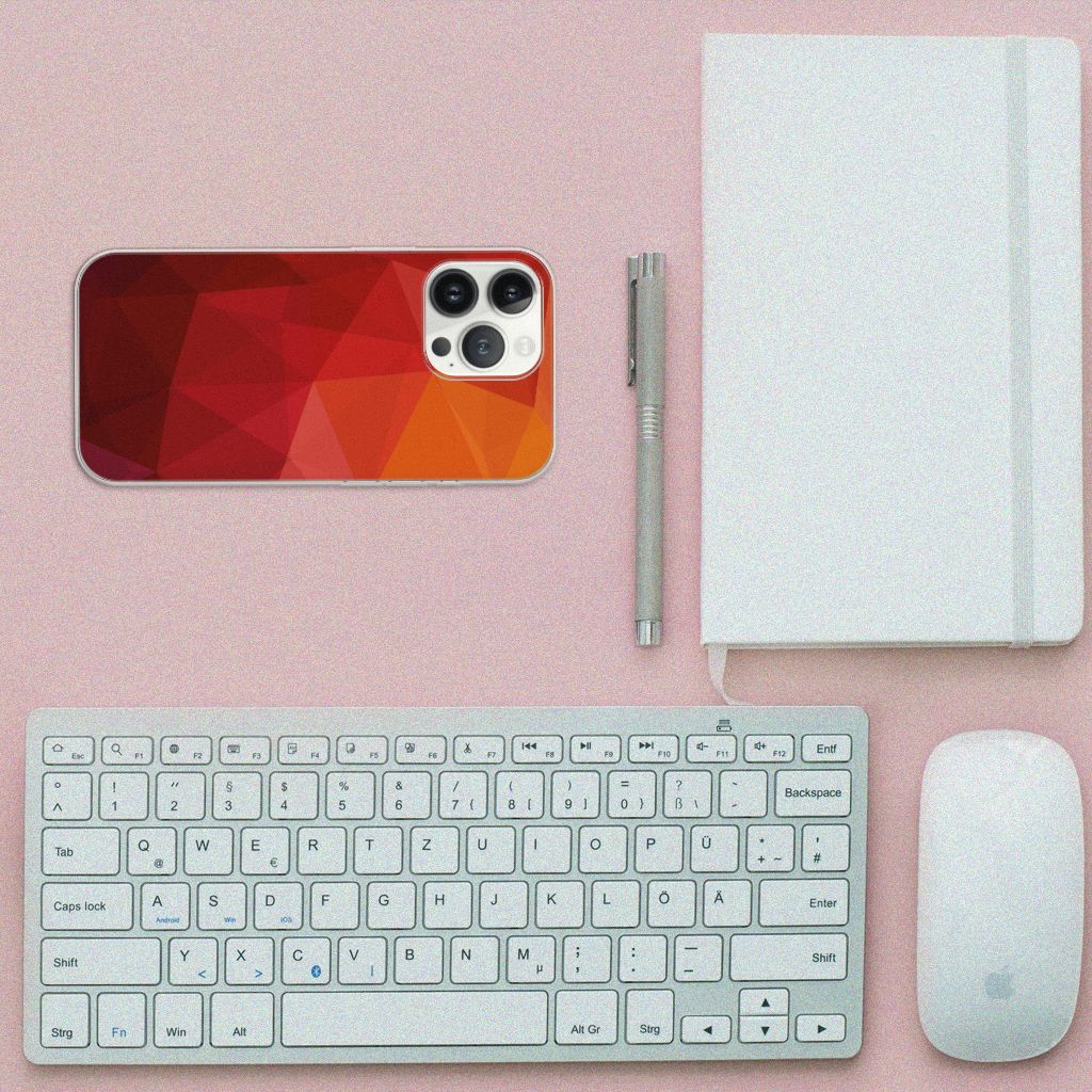 TPU Hoesje voor iPhone 13 Pro Max Polygon Red op een bureau met toetsenbord en notitieboek.