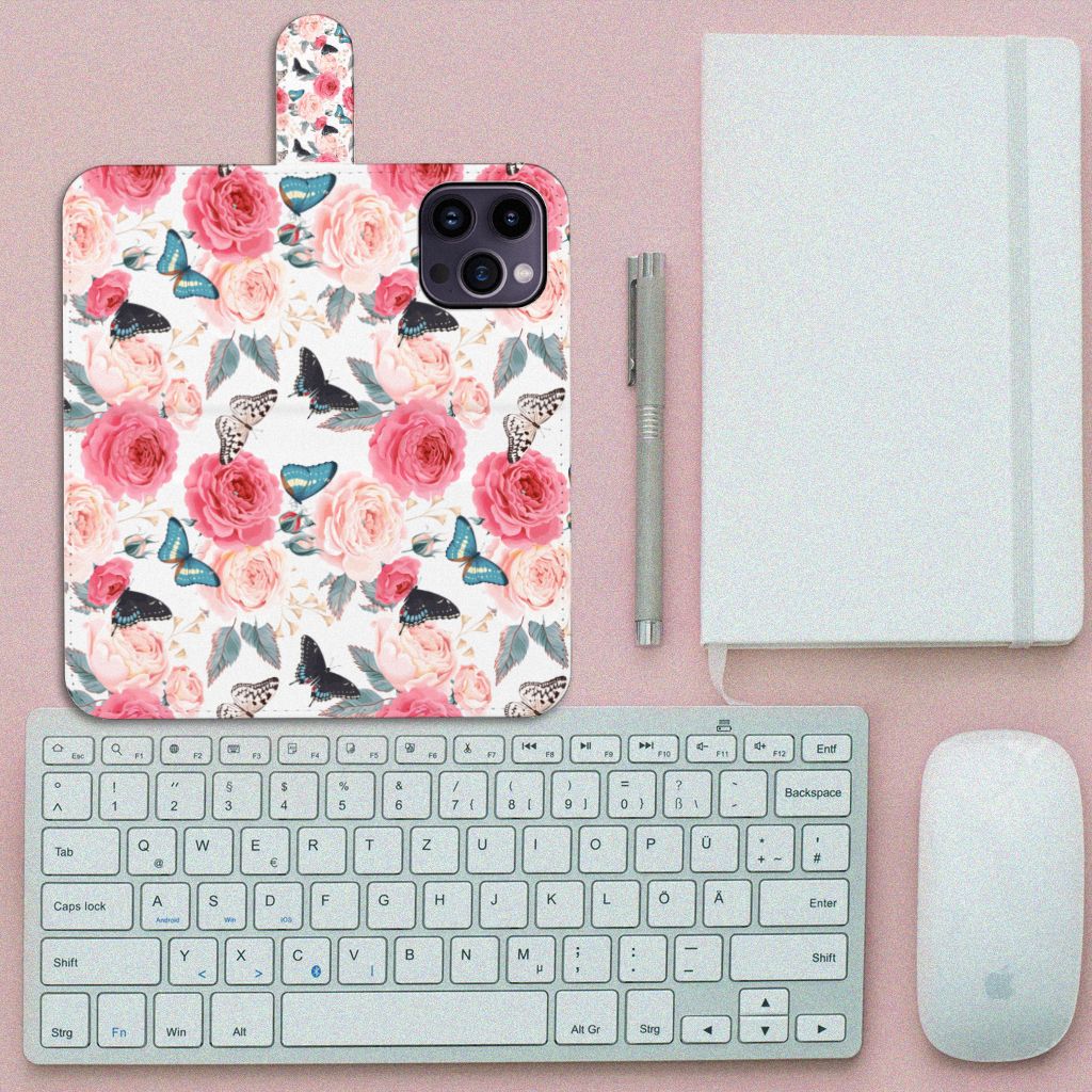 iPhone 15 Pro Max Hoesje Butterfly Roses met romantische rozen en vlinders 🦋 op een bureau met toetsenbord en notitieboek.