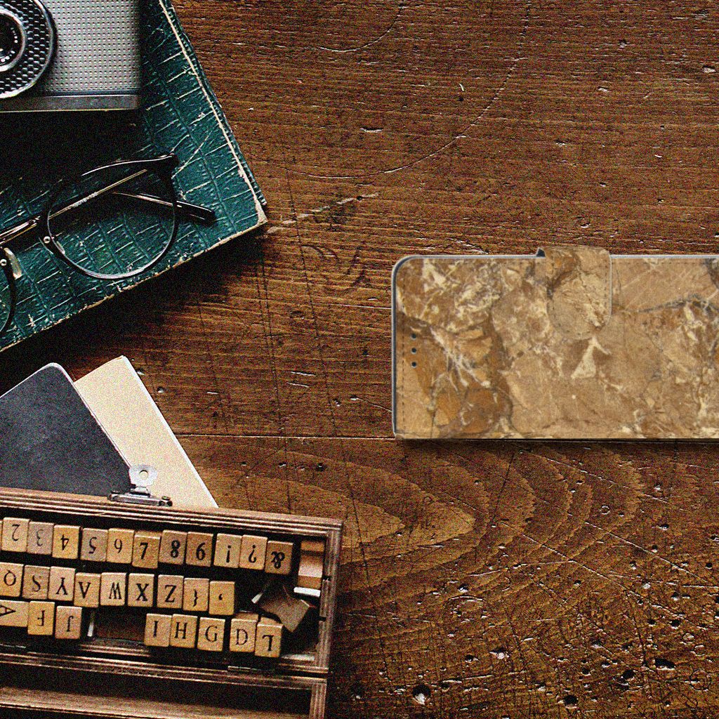 Xiaomi Mi 9 SE Bookcase Marmer Creme op een houten tafel met vintage accessoires.