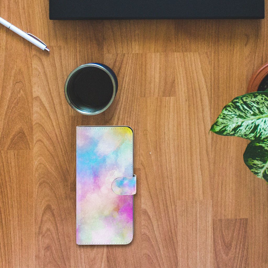 Hoesje OnePlus Nord CE 3 Lite Watercolor Light op een houten tafel met een kop koffie en plant.