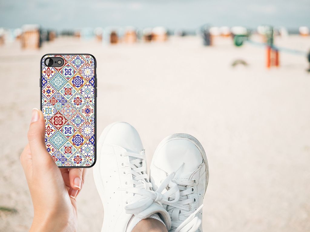 iPhone SE 2022 | SE 2020 | 7/8 Marmeren Print Telefoonhoesje Tiles Color op het strand tijdens een zonnige dag.