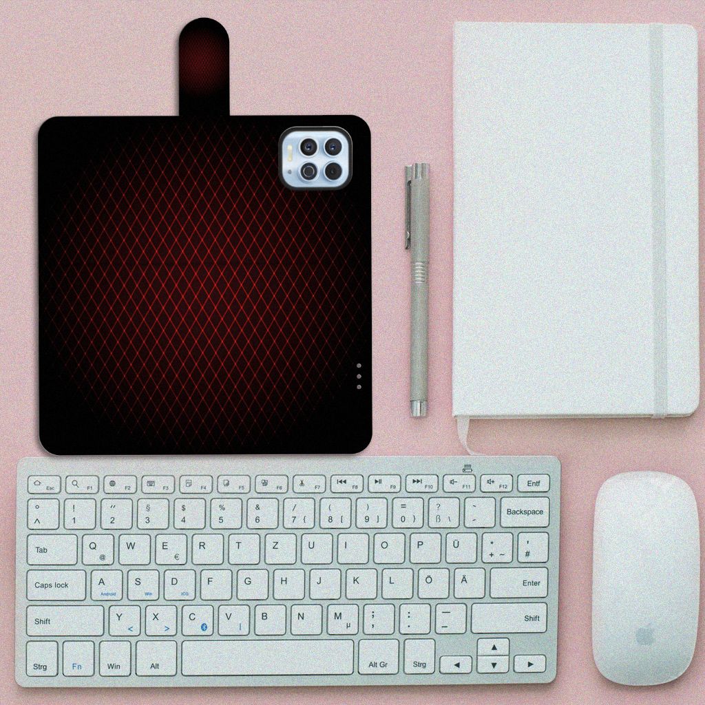 Motorola Moto G100 Telefoon Hoesje Geruit Rood op een bureau met toetsenbord en muis.