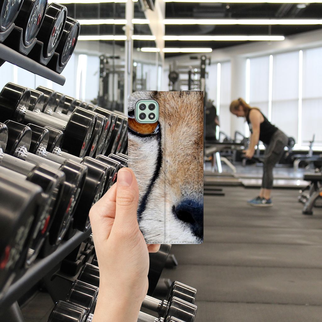 Samsung Galaxy A22 5G Hoesje maken Cheetah met close-up van een jachtluipaard in sportschoolsetting