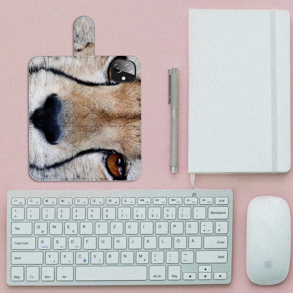 Apple iPhone 12 Mini Telefoonhoesje met Pasjes Cheetah op een bureau met toetsenbord en notitieboek.