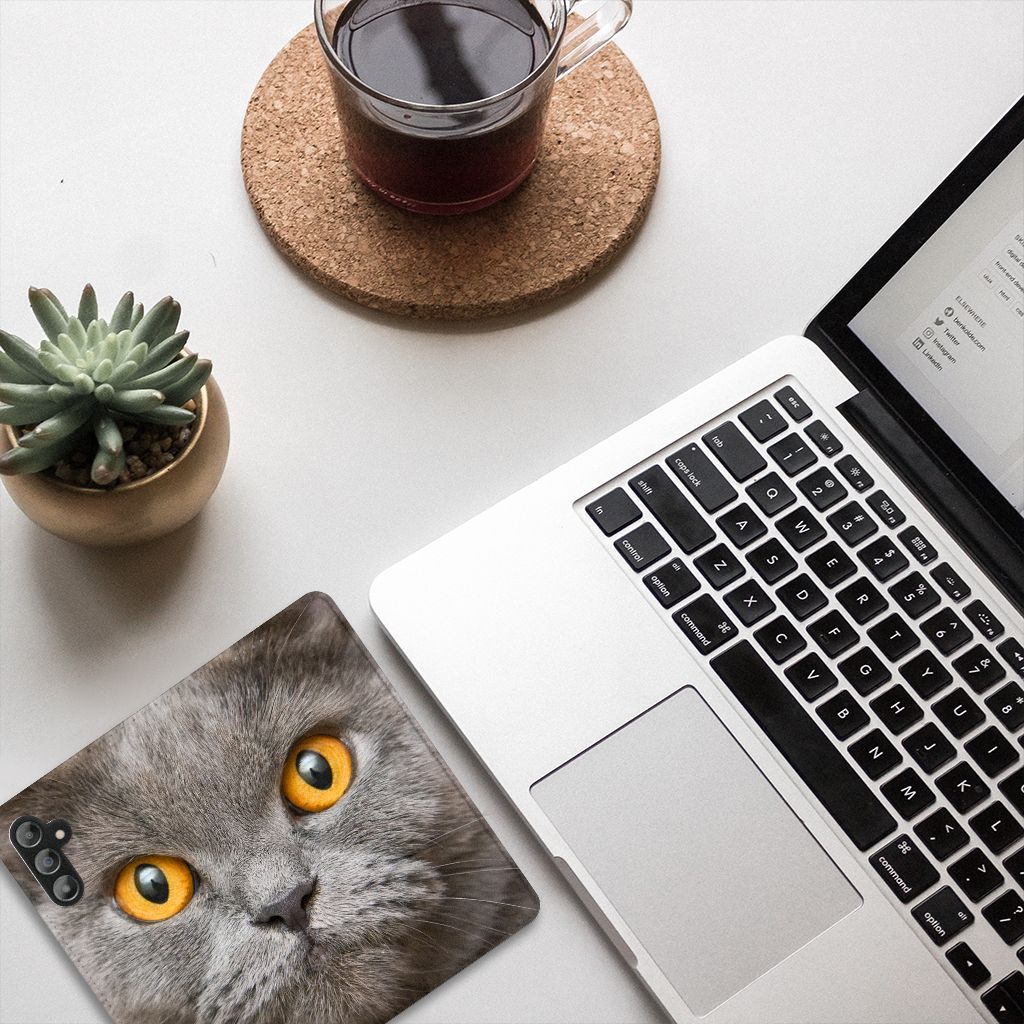 Hoesje maken Samsung Galaxy A14 5G Britse Korthaar op een bureau met laptop en plant