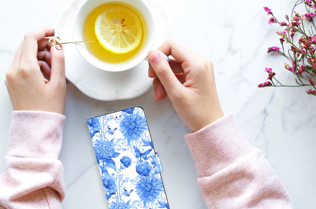 Hoesje voor Samsung Galaxy A14 5G Flowers Blue met een design van blauwe bloemen op een marmeren tafel.