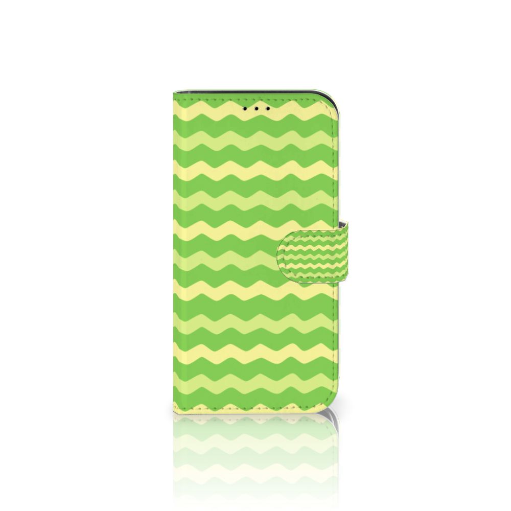 iPhone 13 Pro Telefoon Hoesje Waves Green met groene en gele golven design 🌊. Perfecte bescherming voor je telefoon!