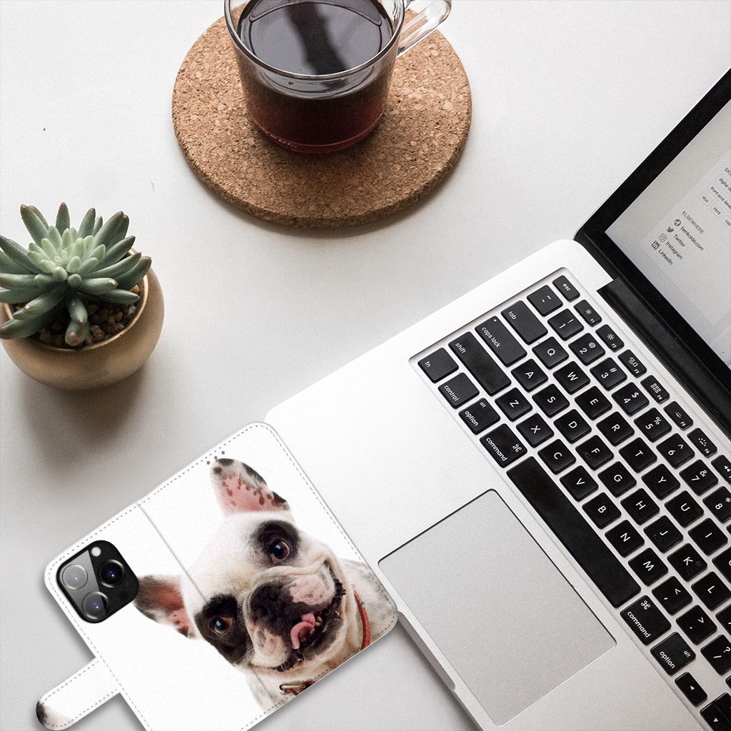 iPhone 14 Pro Telefoonhoesje met Pasjes Franse Bulldog op bureau met laptop en planten