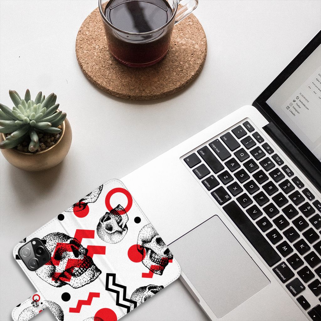 Telefoonhoesje met Naam iPhone 13 Pro Max Skull Red op een bureau met laptop en planten 🌵.