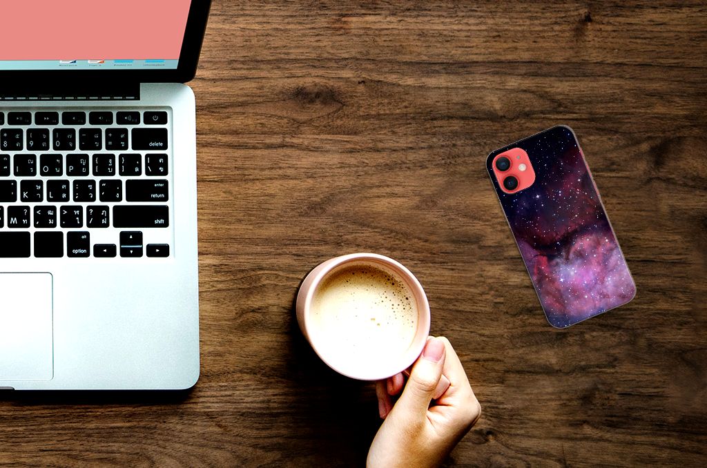 TPU Hoesje voor iPhone 12 Mini Galaxy met sterren- en sterrenhemelontwerp op een bureau met een laptop.