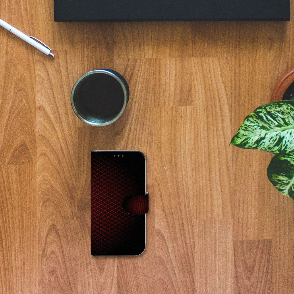 iPhone 13 Mini Telefoon Hoesje Geruit Rood op een tafel met een koffieglas en planten