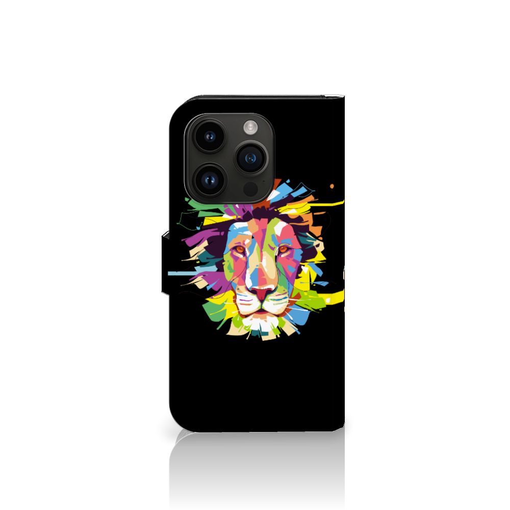 iPhone 15 Pro Leuk Hoesje Lion Color met kleurrijk leeuwendesign op zwarte achtergrond.