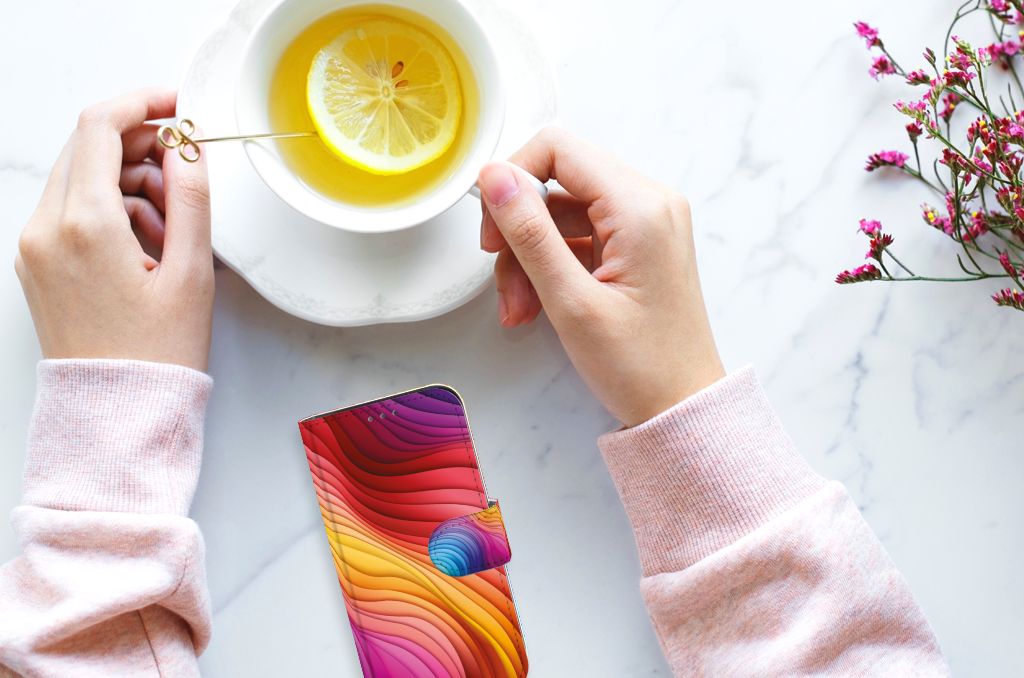 Book Case voor Apple iPhone 12 Mini Regenboog ligt naast een kop thee met citroen, kleurrijk design 🌈.