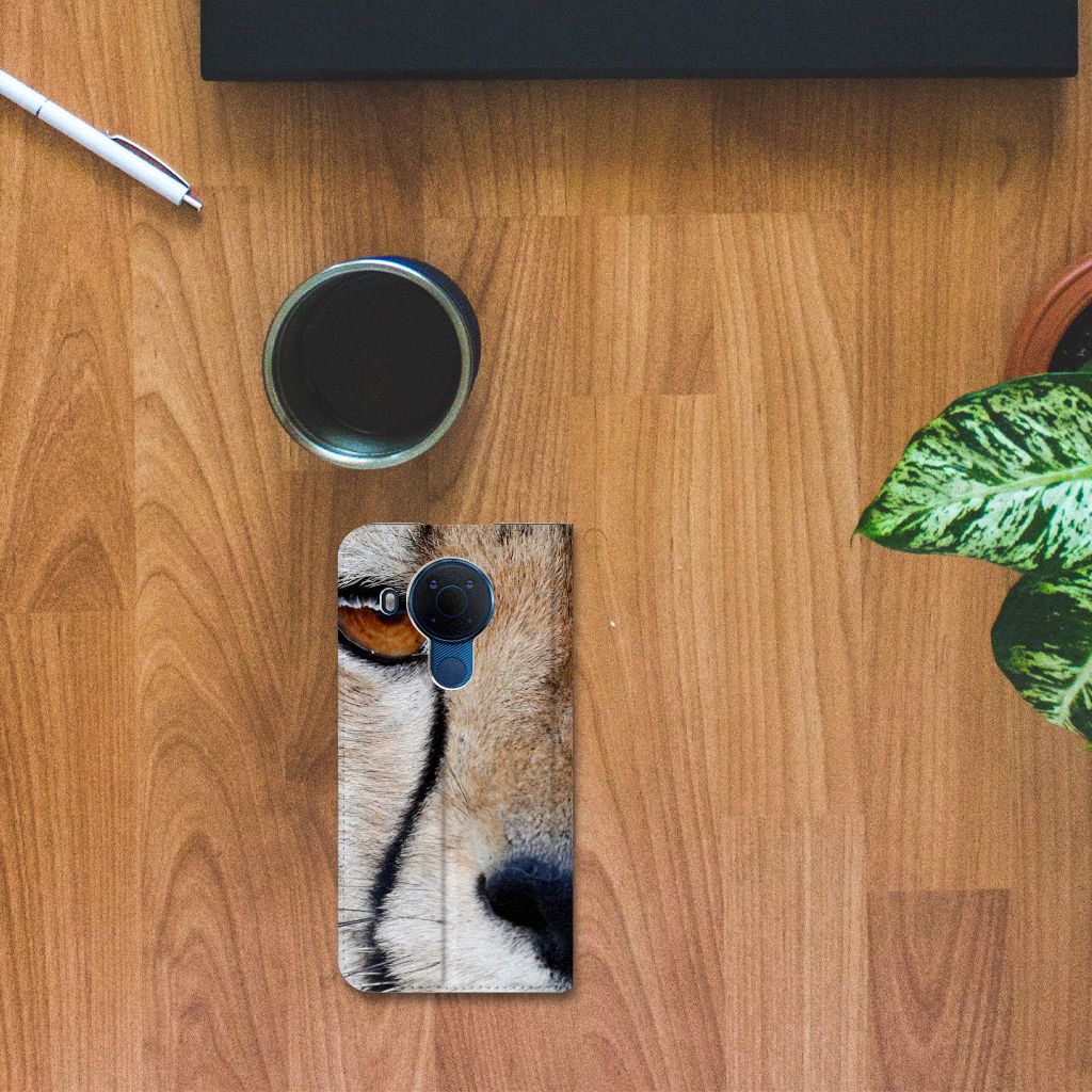 Nokia 5.4 Hoesje maken Cheetah met close-up van jachtluipaard op houten tafel met koffie en plant.