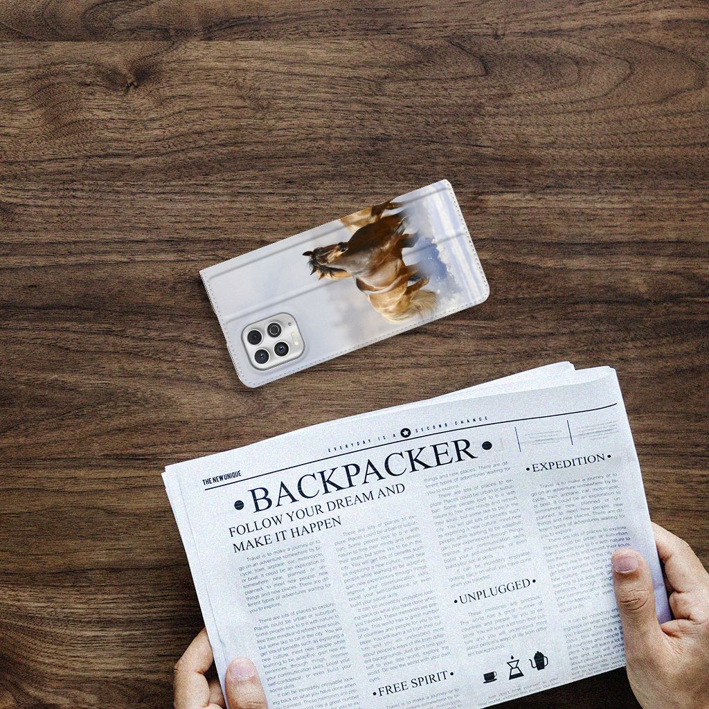 Motorola Moto G100 Hoesje maken Paarden op houten tafel met krant