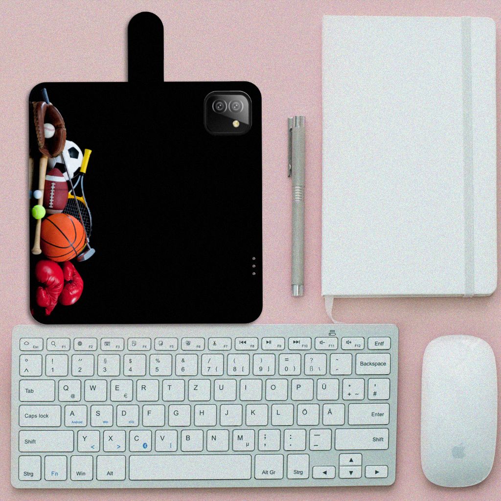 Samsung Galaxy A03 Wallet Case met Pasjes Sports met sportuitrusting op een bureau.