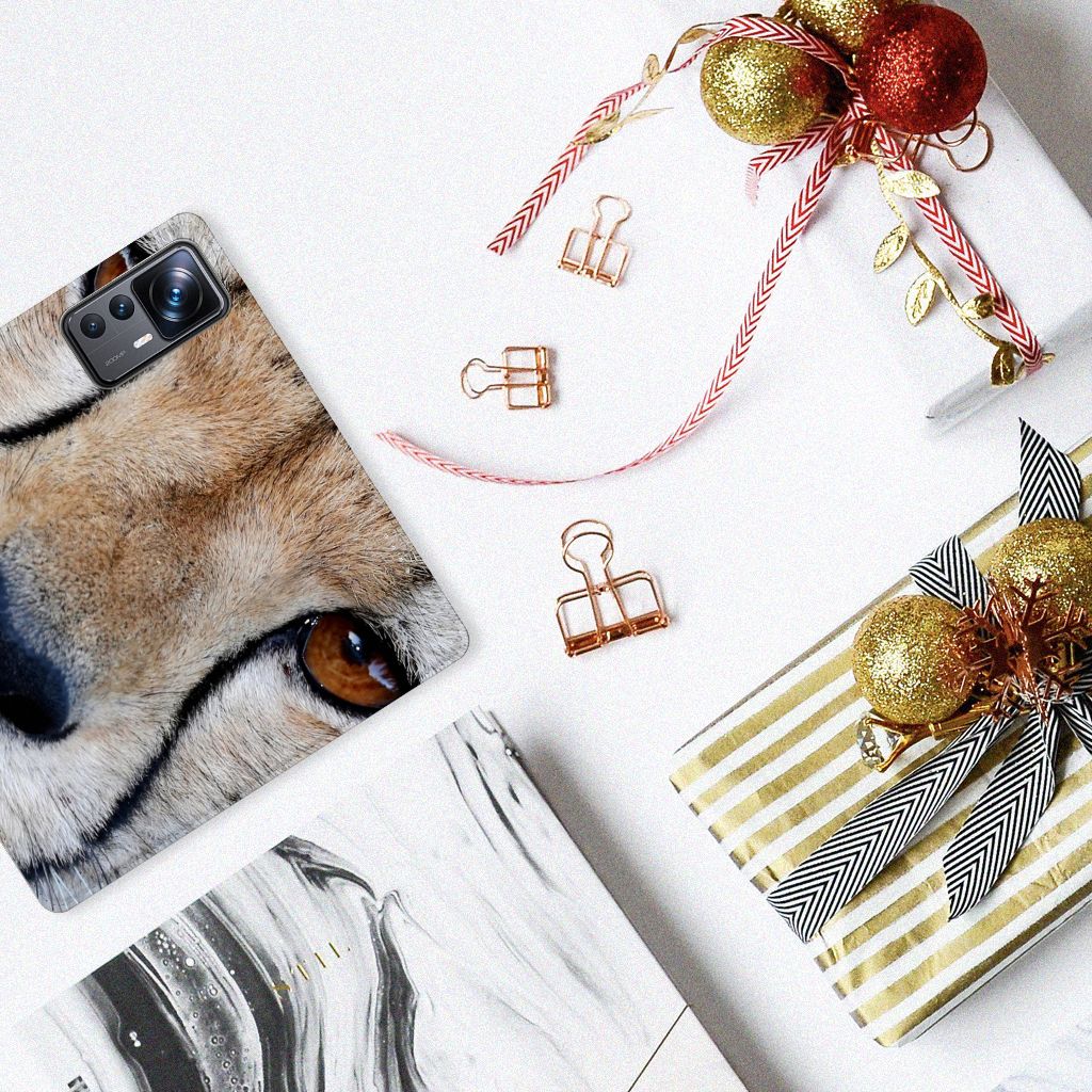 Xiaomi 12T | 12T Pro Hoesje maken Cheetah met close-up van een cheetah-ogen op een witte tafel met cadeaus.