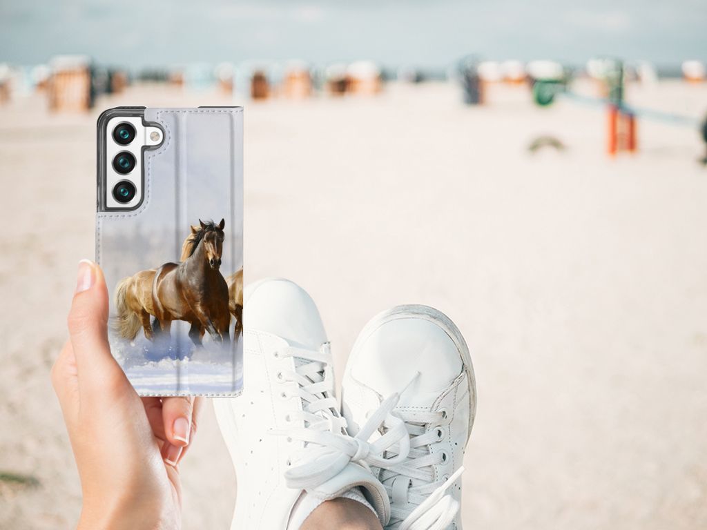 Samsung Galaxy S22 Hoesje maken Paarden in hand met sneakers op strand.