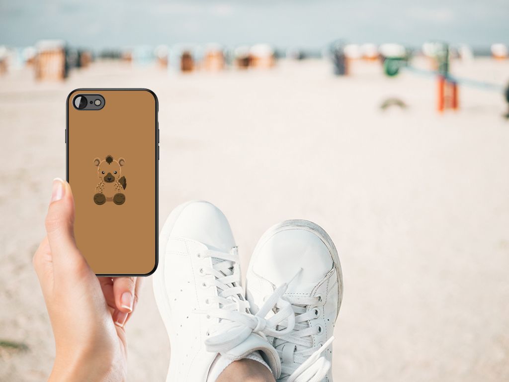 iPhone SE 2022 | SE 2020 | 7/8 Hoesje Baby Hyena in gebruik op het strand met sneakers.