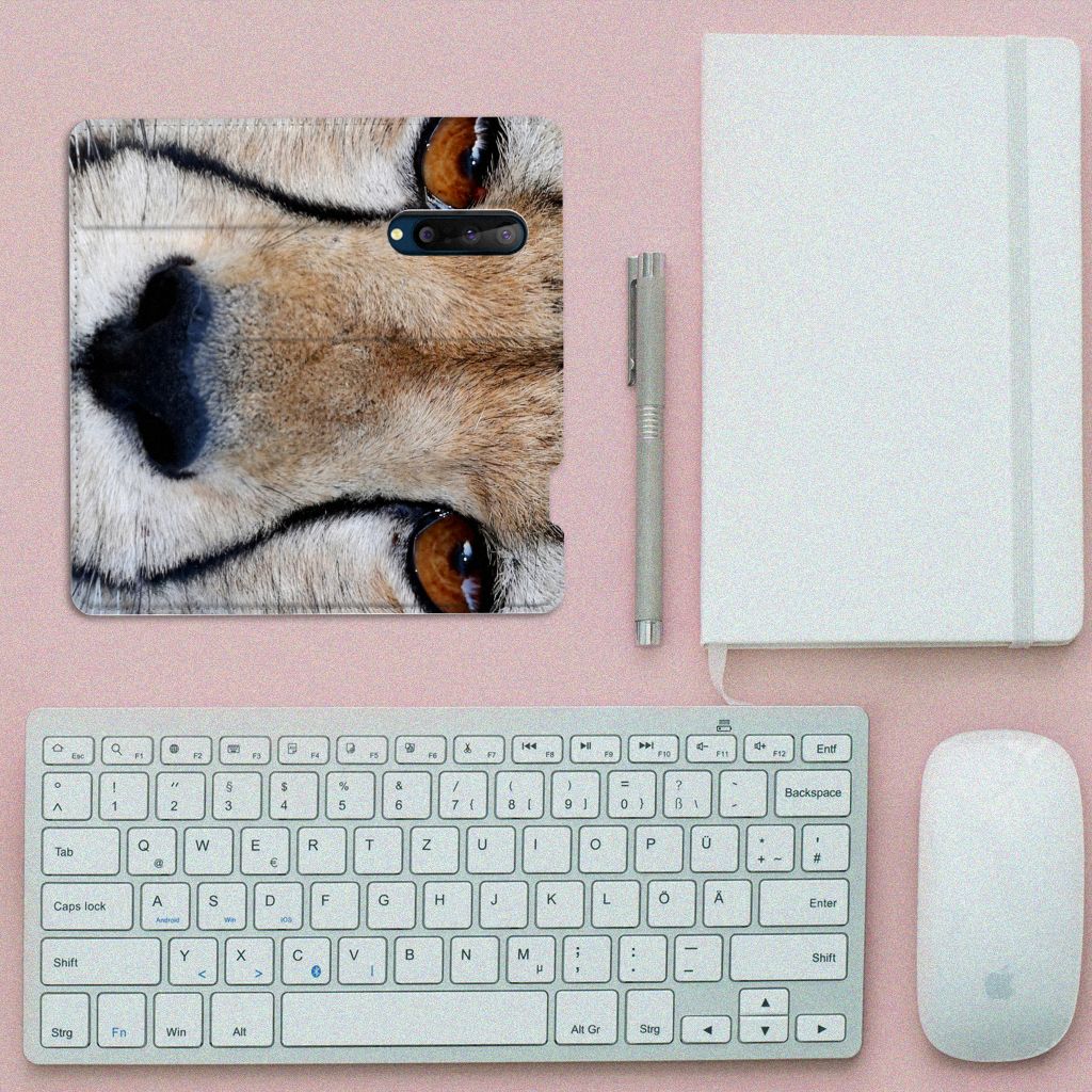 OnePlus 8 Hoesje maken Cheetah met close-up van jachtluipaard op een bureau met toetsenbord en pen.