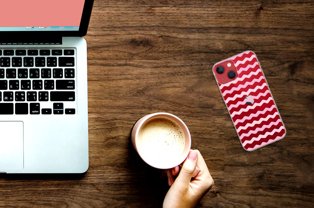 Apple iPhone 13 TPU bumper Waves Roze naast laptop en een mok koffie ☕.