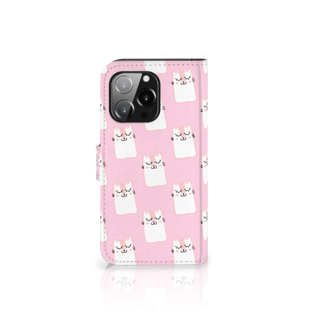 iPhone 13 Pro Telefoonhoesje met Pasjes Sleeping Cats design met schattige slapende katten 🐱 op een roze achtergrond.
