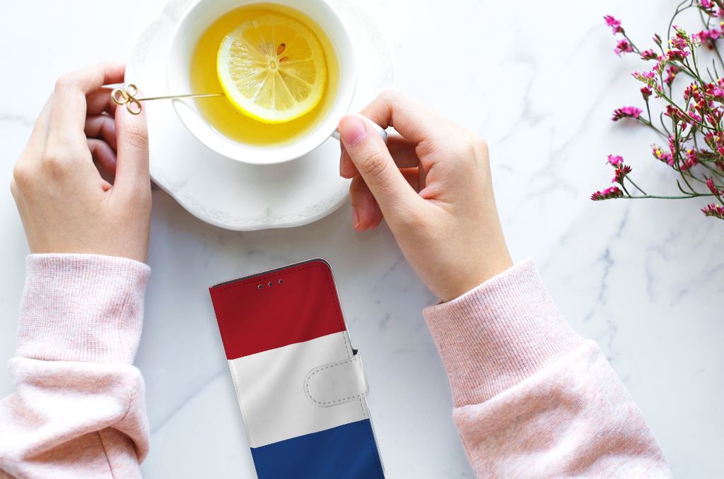 Huawei P40 Bookstyle Case Nederlandse Vlag met een drankje en bloemen op een tafel.