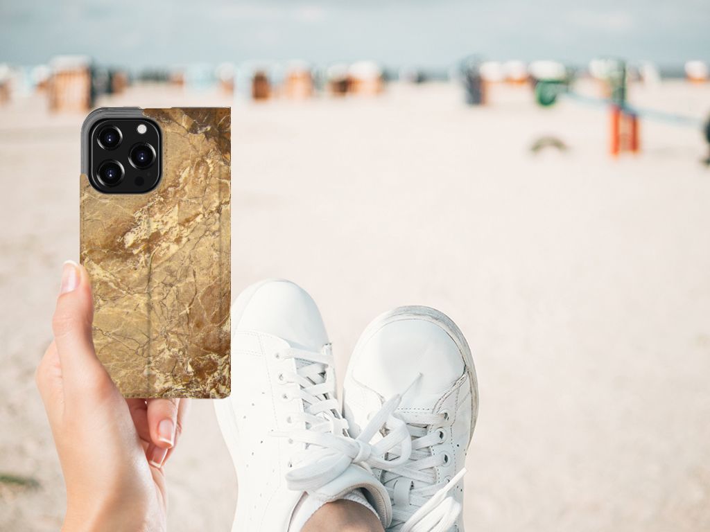iPhone 13 Pro Standcase Marmer Creme op een strand met sneakers.