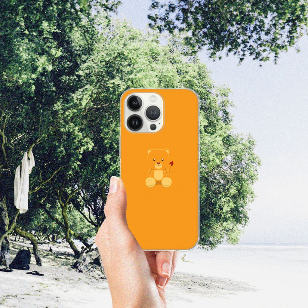 iPhone 13 Pro Max Telefoonhoesje met Naam Baby Beer - leuk teddybeer ontwerp op een fel oranje achtergrond.