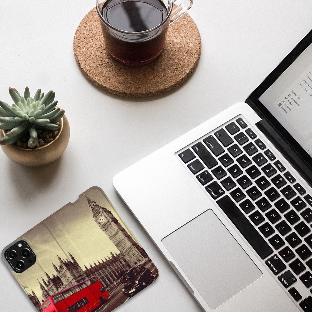 iPhone 13 Pro Max Book Cover Londen met uitzicht op Big Ben en rode dubbeldekkerbus 🚌